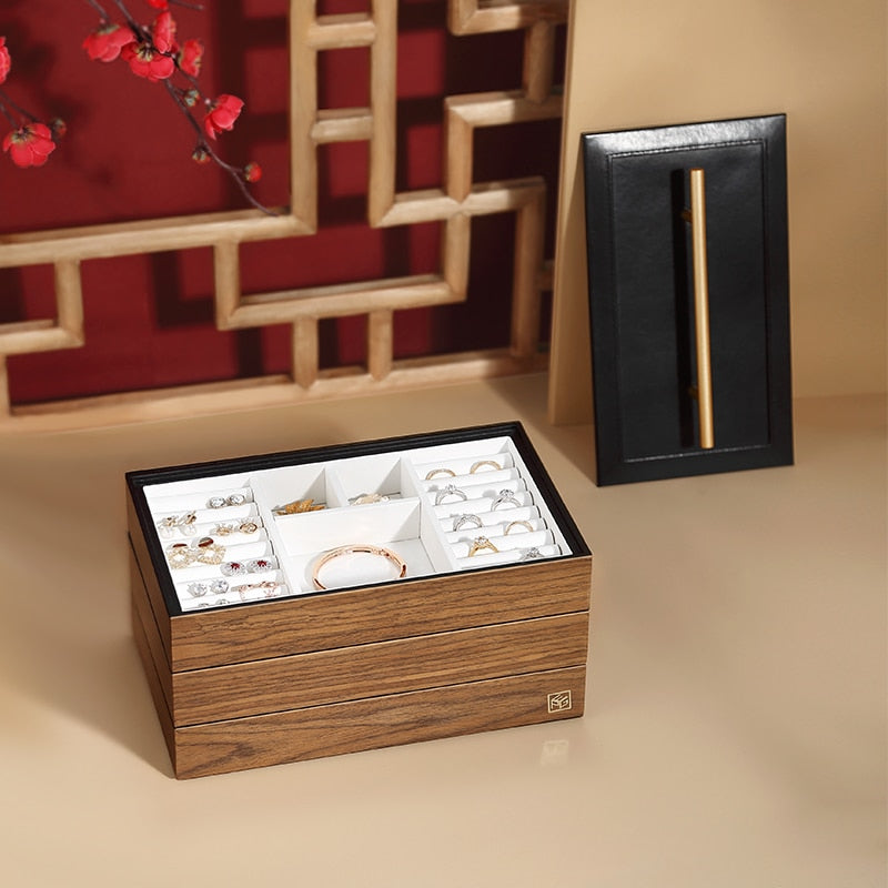 CHAIN Walnut jewelry box with brass details