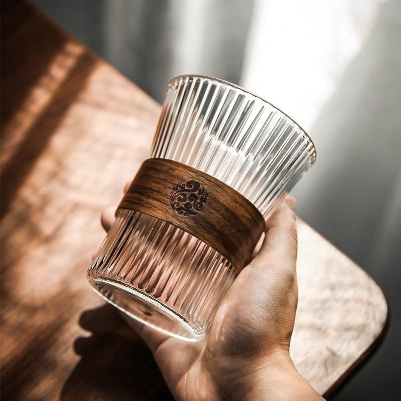 AGATA Bicchiere in vetro con fascia in legno anti-caldo - The Trophy Wife