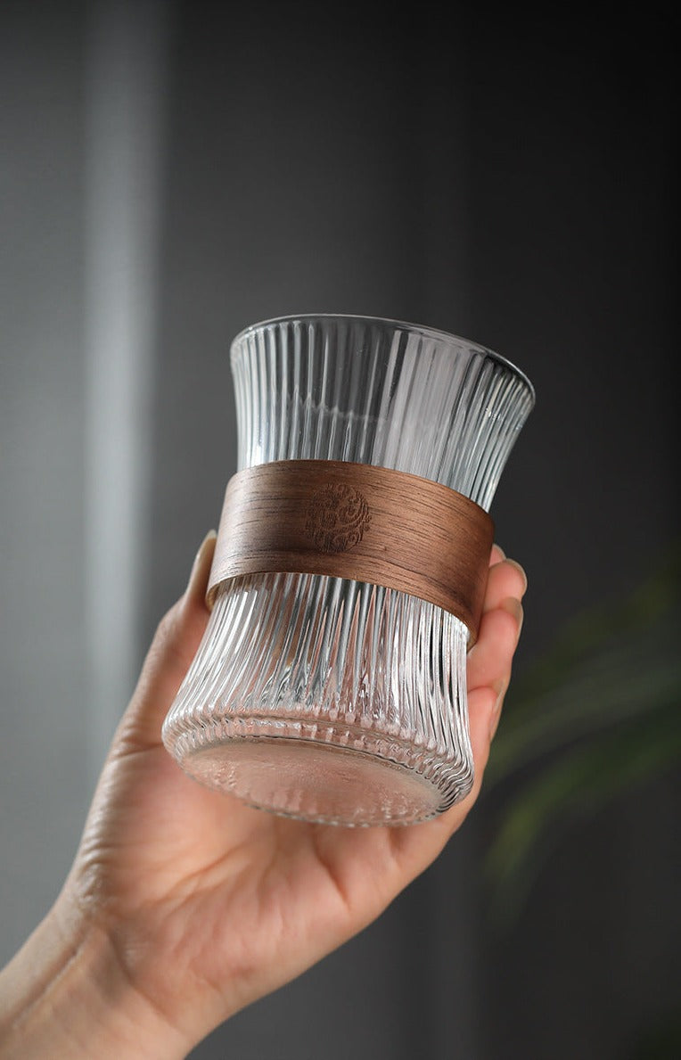 AGATA Bicchiere in vetro con fascia in legno anti-caldo - The Trophy Wife